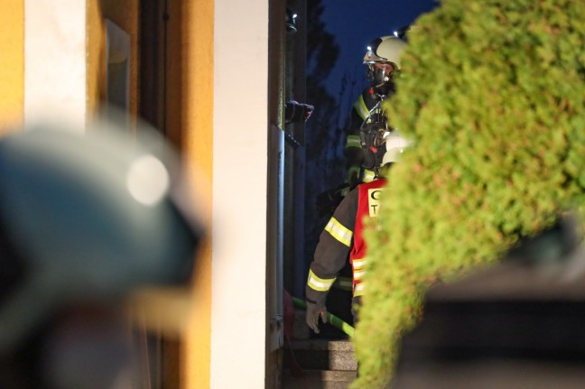 Ausgedehnter Küchenbrand in einem Wohnhaus in Enns sorgt für längeren Feuerwehreinsatz