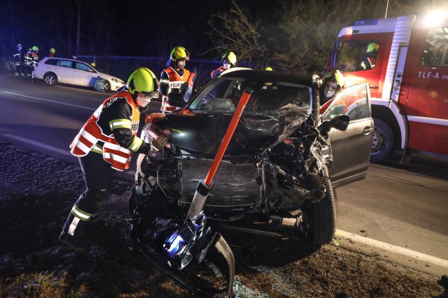 Verkehrsunfall auf Pyhrnpass Straße in Thalheim bei Wels fordert zwei Schwerverletzte