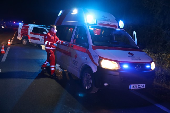 Verkehrsunfall auf Pyhrnpass Straße in Thalheim bei Wels fordert zwei Schwerverletzte