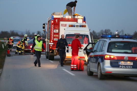 Fahrzeugüberschlag auf der Traunufer Straße in Weißkirchen an der Traun endet glimpflich