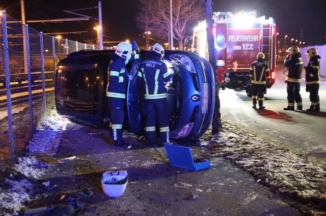 Auto in Seitenlage: Schwerer Verkehrsunfall in Wels-Puchberg endet glimpflich
