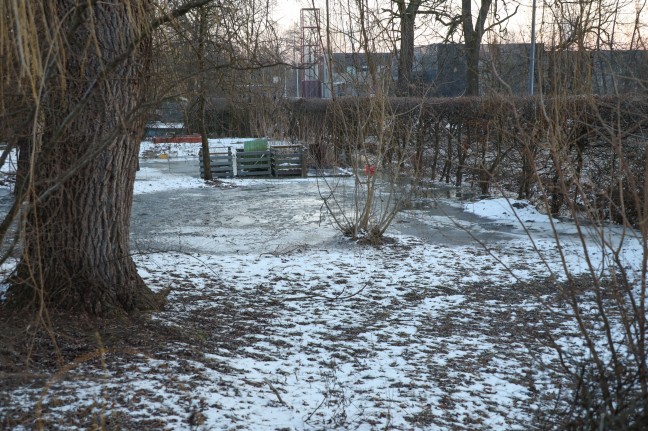 Minus 13 Grad: Eisige Temperaturen sorgten für Einsatz bei Grünbach-Wehr in Wels-Vogelweide