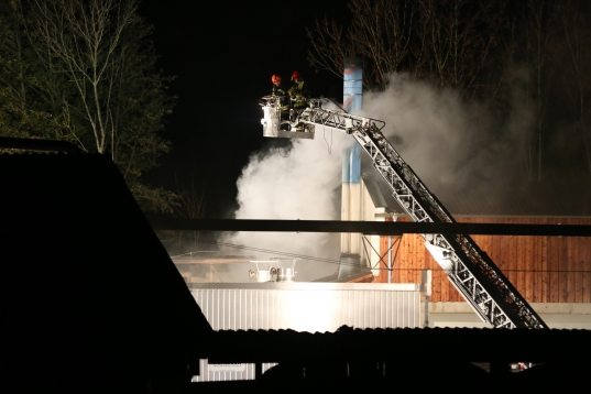 Acht Feuerwehren bei Brand in einem Altholzhandelbetrieb in Schlierbach im Einsatz