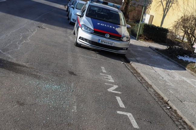 Polizeiautos vor Polizeiposten in Wels-Pernau mit Ziegelsteinen und Flaschen schwer beschädigt