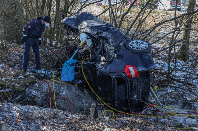 Autolenker in St. Georgen bei Grieskirchen stundenlang in unentdecktem Unfallwrack eingeklemmt