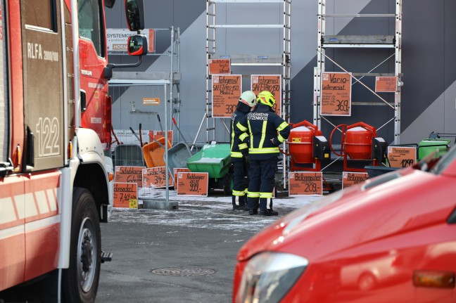 Unter Snackautomat eingeklemmt: Feuerwehr bei Personenrettung in einem Baumarkt in Regau im Einsatz