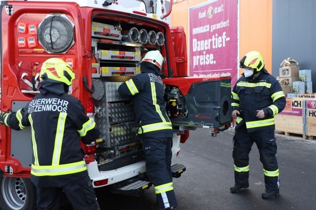 Unter Snackautomat eingeklemmt: Feuerwehr bei Personenrettung in einem Baumarkt in Regau im Einsatz