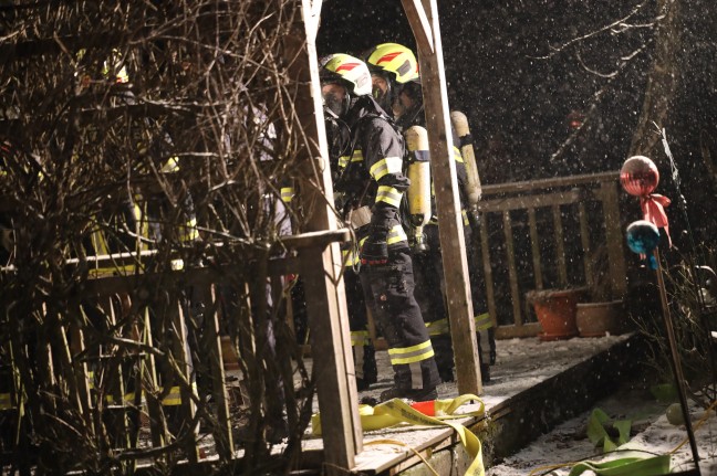 Vier Feuerwehren bei Brand in einem Wohnhaus in Neukirchen bei Lambach im Einsatz