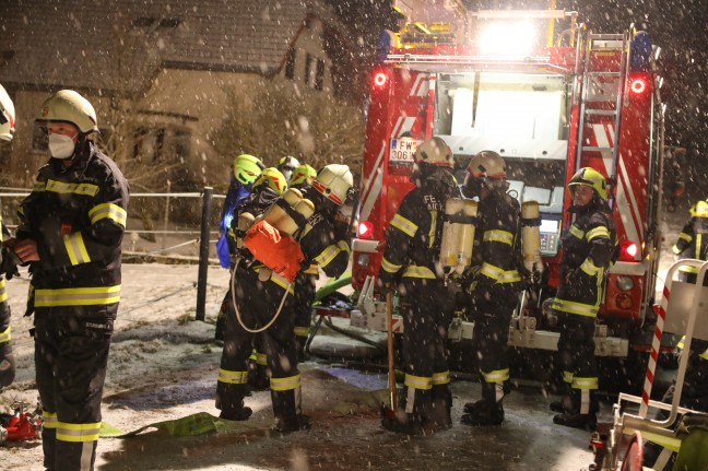 Vier Feuerwehren bei Brand in einem Wohnhaus in Neukirchen bei Lambach im Einsatz