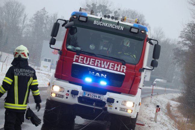 Auto in Buchkirchen bei winterlichen Straenverhltnissen von Strae abgekommen