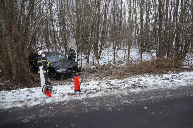 Auto in Buchkirchen bei winterlichen Straßenverhältnissen von Straße abgekommen
