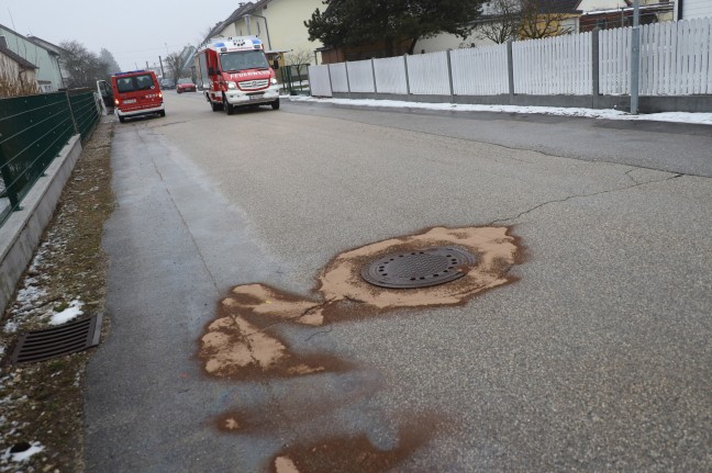 Gemeindefahrzeug zog Ölspur durch mehrere Siedlungsstraßen in Marchtrenk