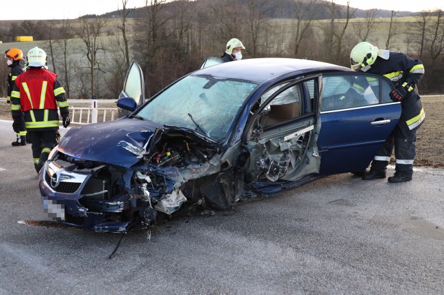 Schwerer Verkehrsunfall zwischen zwei Autos bei Eberschwang