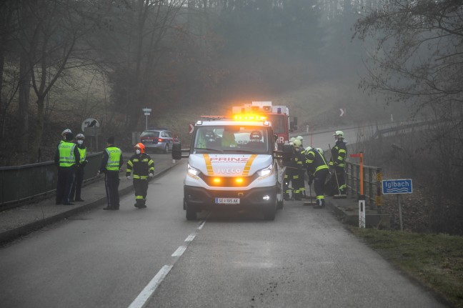 Auto kracht bei Unfall in Hofkirchen im Traunkreis gegen Brückengeländer