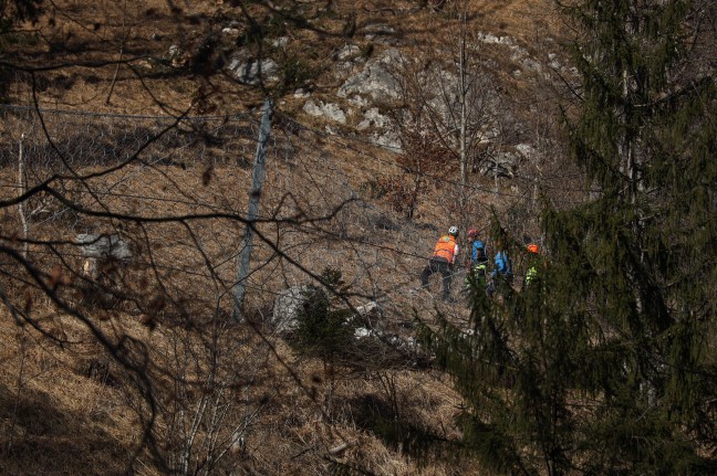 Tödlicher Unfall: Arbeiter (31) bei Felsräumarbeiten nach Steinschlag in Ebensee am Traunsee abgestürzt