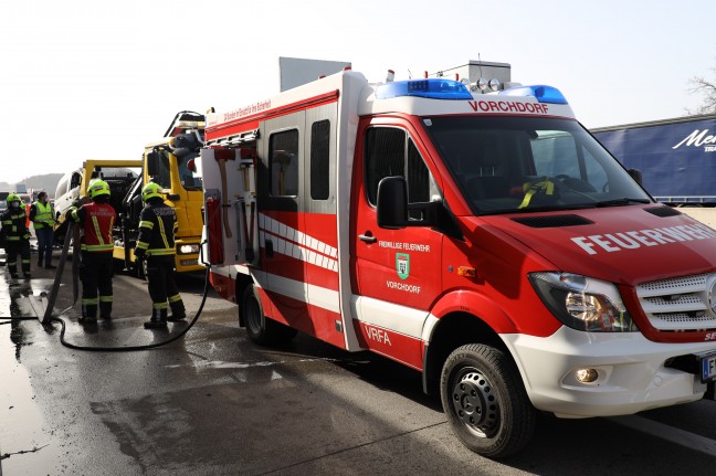 Auto auf Westautobahn bei Vorchdorf in Flammen aufgegangen