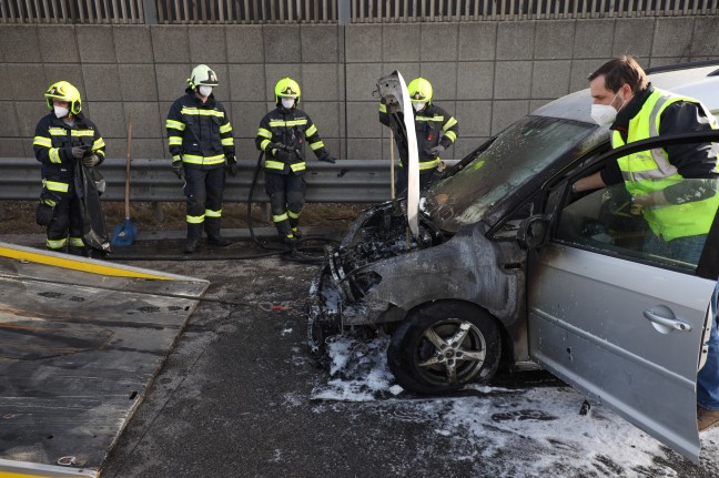 Auto auf Westautobahn bei Vorchdorf in Flammen aufgegangen