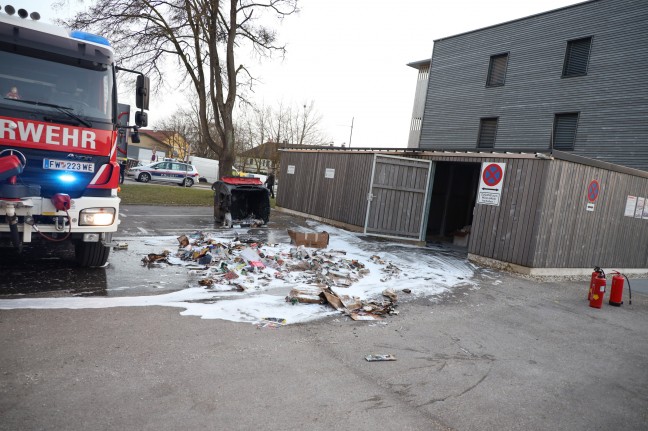 Altpapiercontainer in Müllsammelinsel einer Wohnhausanlage in Wels-Lichtenegg in Brand