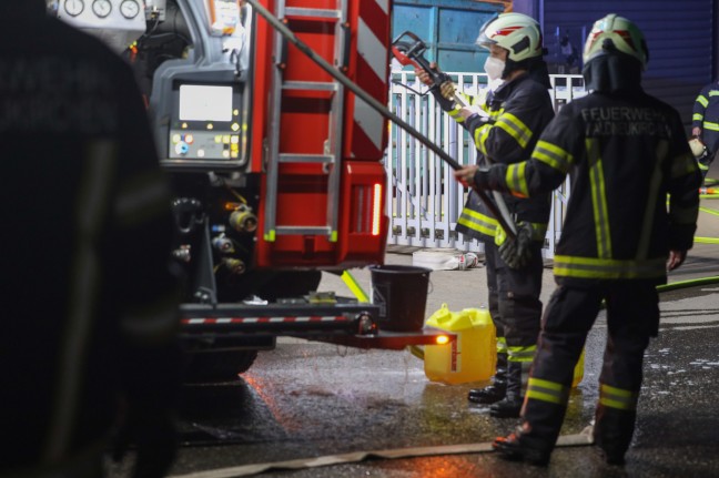 Drei Feuerwehren bei Brand von Abfall bei Entsorgungsunternehmen in Waldneukirchen im Einsatz