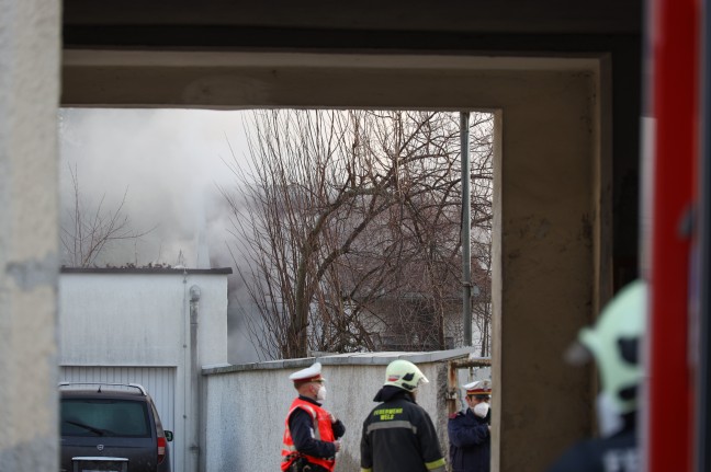 Brand eines schwer zugänglichen kleinen Wohngebäudes in Wels-Lichtenegg