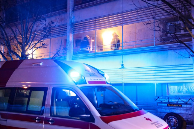 Brand in einer Wohnung in Wels-Vogelweide fordert eine verletzte Person