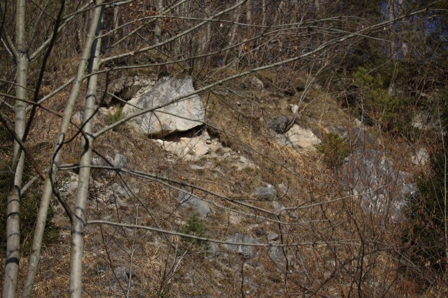 Felsblock "rutscht": Drohender Felssturz oberhalb der Einsatzzentrale der Bergrettung in Gmunden