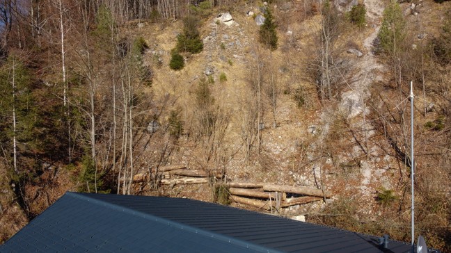 Felsblock "rutscht": Drohender Felssturz oberhalb der Einsatzzentrale der Bergrettung in Gmunden