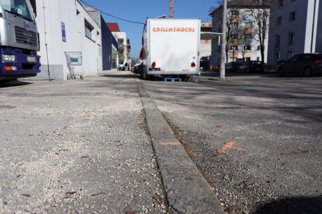 Fußgänger (77) nach Unfall in Linz-Kleinmünchen-Auwiesen im Krankenhaus verstorben