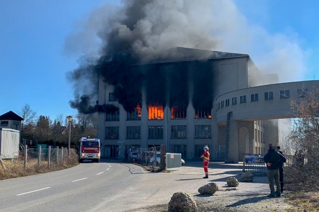 Sieben Feuerwehren bei größerem Brand in einem Fabriksgebäude in Mattighofen im Einsatz