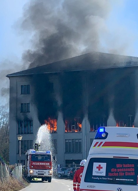 Sieben Feuerwehren bei größerem Brand in einem Fabriksgebäude in Mattighofen im Einsatz