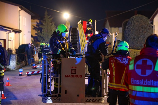 Menschenrettung bei Brand im Bereich der Stromversorgung eines Hauses in Ansfelden