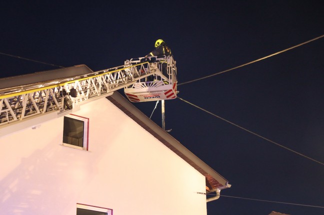Menschenrettung bei Brand im Bereich der Stromversorgung eines Hauses in Ansfelden