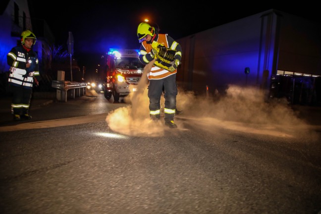 Feuerwehr erneut bei lngerer lspur in Marchtrenk im Einsatz