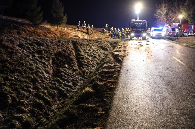 Autolenker nach schwerem Verkehrsunfall in Offenhausen durch Einsatzkräfte aus Unfallwrack befreit