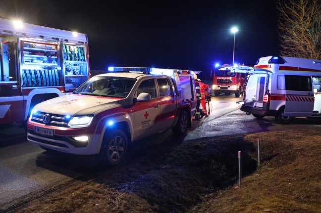 Autolenker nach schwerem Verkehrsunfall in Offenhausen durch Einsatzkräfte aus Unfallwrack befreit