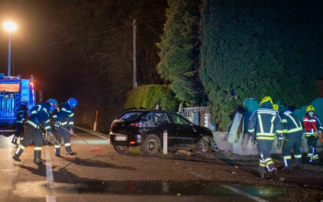 Auto eingeknickt: PKW bei Burgkirchen gegen Gartenzaun gekracht