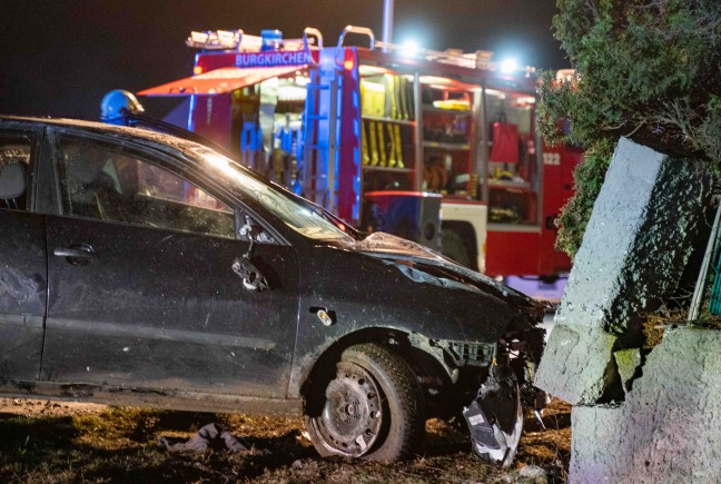 Auto eingeknickt: PKW bei Burgkirchen gegen Gartenzaun gekracht