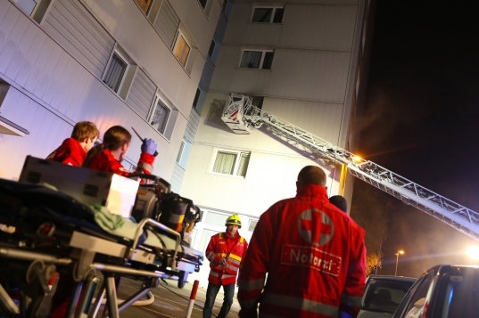 Feuerwehr bei Küchenbrand in einer Mehrparteienhaus-Wohnung im Einsatz