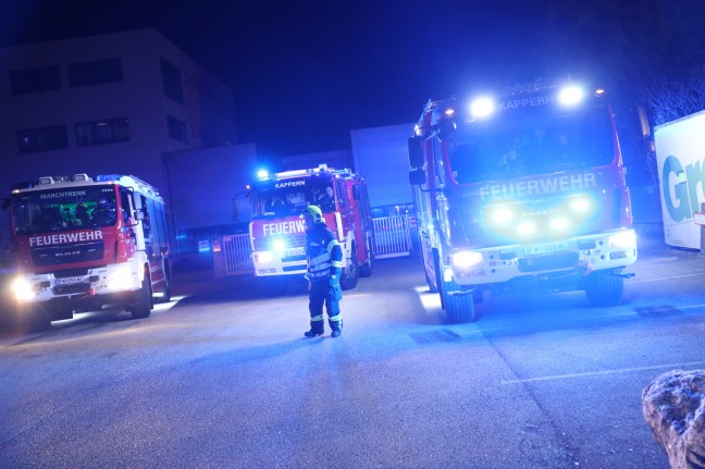 Feuerwehr und Polizei bei Ammoniakalarm in einem Unternehmen in Marchtrenk im Einsatz