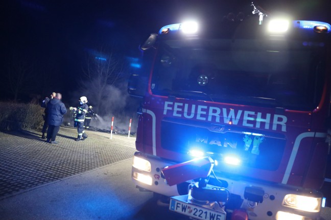 Feuerwehr bei Brand von Holz bei einer Kirche in Wels-Vogelweide im Löscheinsatz