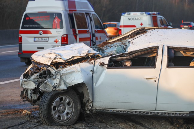 Menschenrettung nach schwerem Verkehrsunfall auf Westautobahn bei Pucking