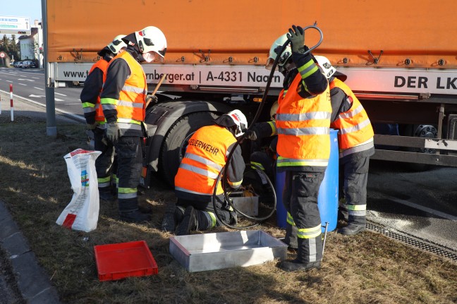 Schwere Kollision zwischen LKW und PKW auf Innviertler Straße in Wels-Pernau fordert zwei Verletzte