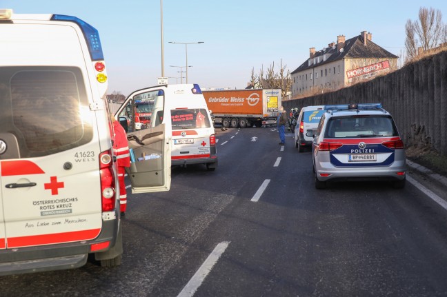 Schwere Kollision zwischen LKW und PKW auf Innviertler Straße in Wels-Pernau fordert zwei Verletzte