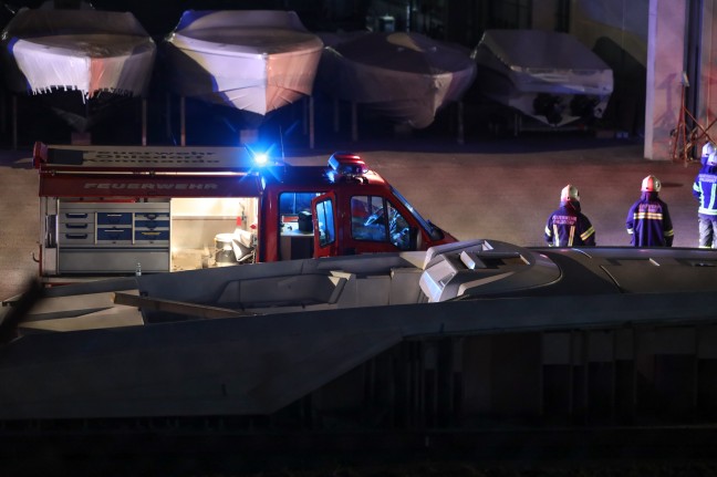 Drei Feuerwehren bei Brand in einer Bootswerft in Ohlsdorf im Einsatz