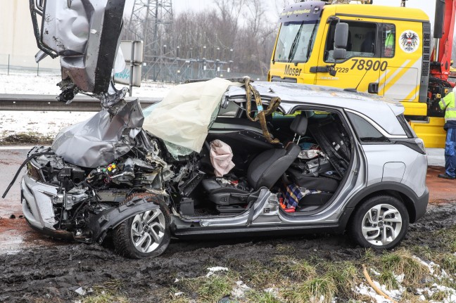 Menschenrettung nach schwerem Verkehrsunfall auf Mühlkreisautobahn in Linz