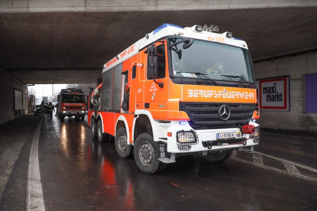 Menschenrettung nach schwerem Verkehrsunfall auf Mühlkreisautobahn in Linz