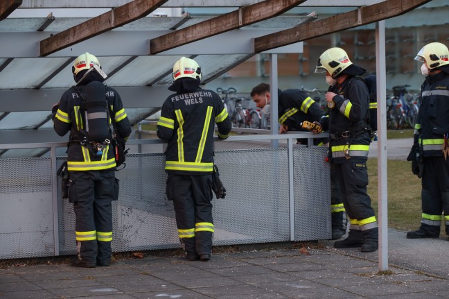 Einsatzkräfte bei gemeldetem Gasgeruch in einer Wohnhausanlage in Wels-Lichtenegg im Einsatz