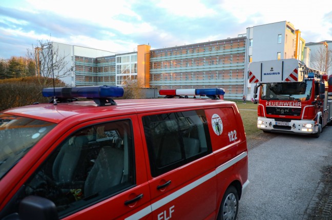 Einsatzkrfte bei gemeldetem Gasgeruch in einer Wohnhausanlage in Wels-Lichtenegg im Einsatz