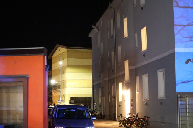 Sendeschluss nach Wind: Feuerwehr sicherte in Wels-Neustadt abzustürzen drohende Satellitenschüssel