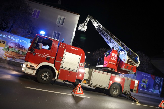Sendeschluss nach Wind: Feuerwehr sicherte in Wels-Neustadt abzustürzen drohende Satellitenschüssel